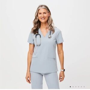 Figs Casma Three-Pocket Scrub Top- medium